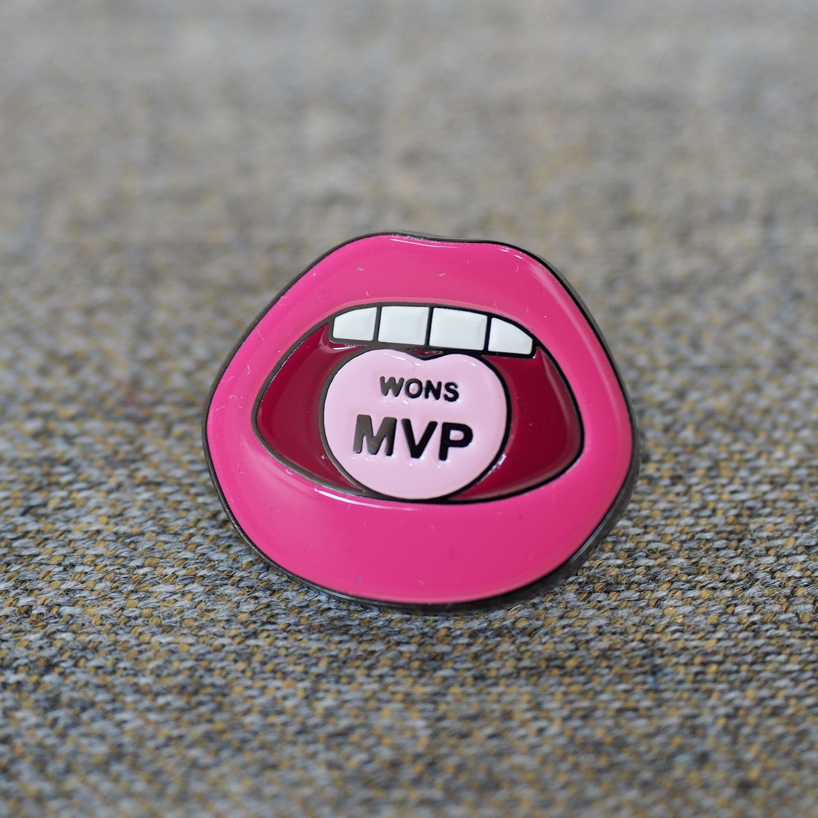 デザイン制作　MVPバッジ　表彰バッジ　ピンク色　目立つバッジ　国内制作　デザイン制作　ピンバッジの作り方
