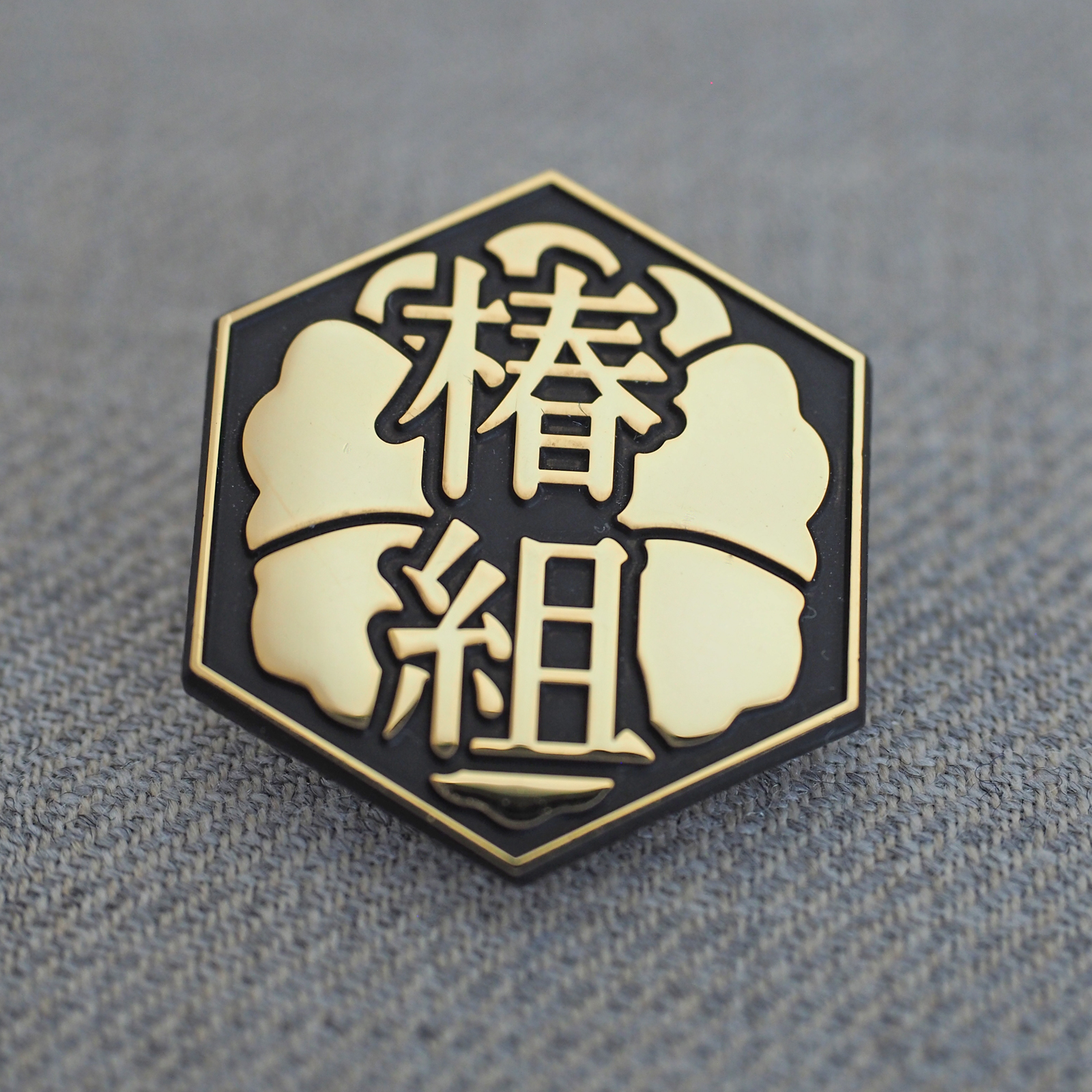 6角形　デザイン　社章　大きなピンバッジ　黒金　細かいデザイン　