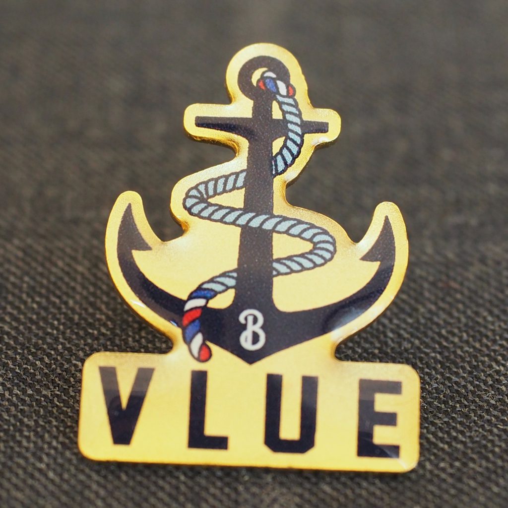 イベントピンバッジ　変形　フルカラー　金色　地金　印刷の隙間から地金のゴールド　入り組んだ形